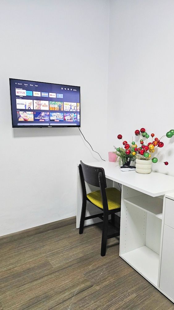 Downtown Rooms, 200m from Marina Beach Comfort Double or Twin Room 5