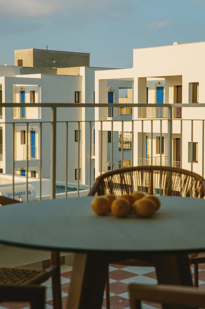 LIV & CO SUITES & VILLAS Classic Studio, Balcony, Valley View 4