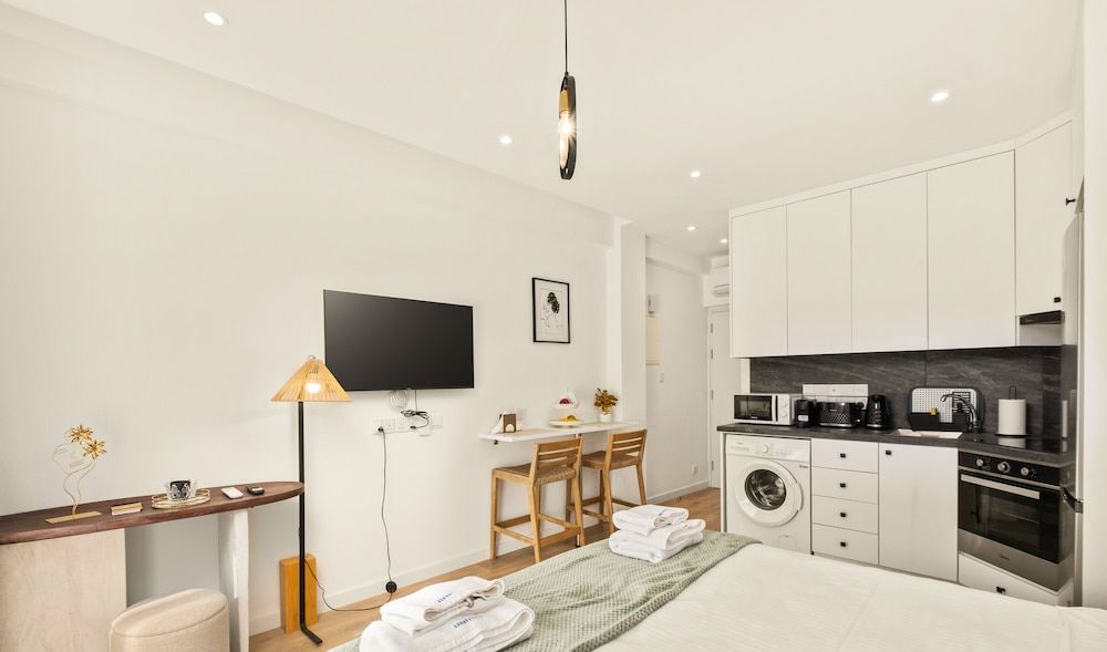 Lazuli Hermes Apartments Deluxe Studio, Balcony, City View 9