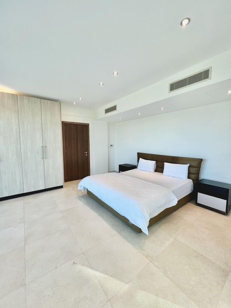 Aphrodite Plaza Luxury Apartment, 3 Bedrooms, Balcony, Sea View