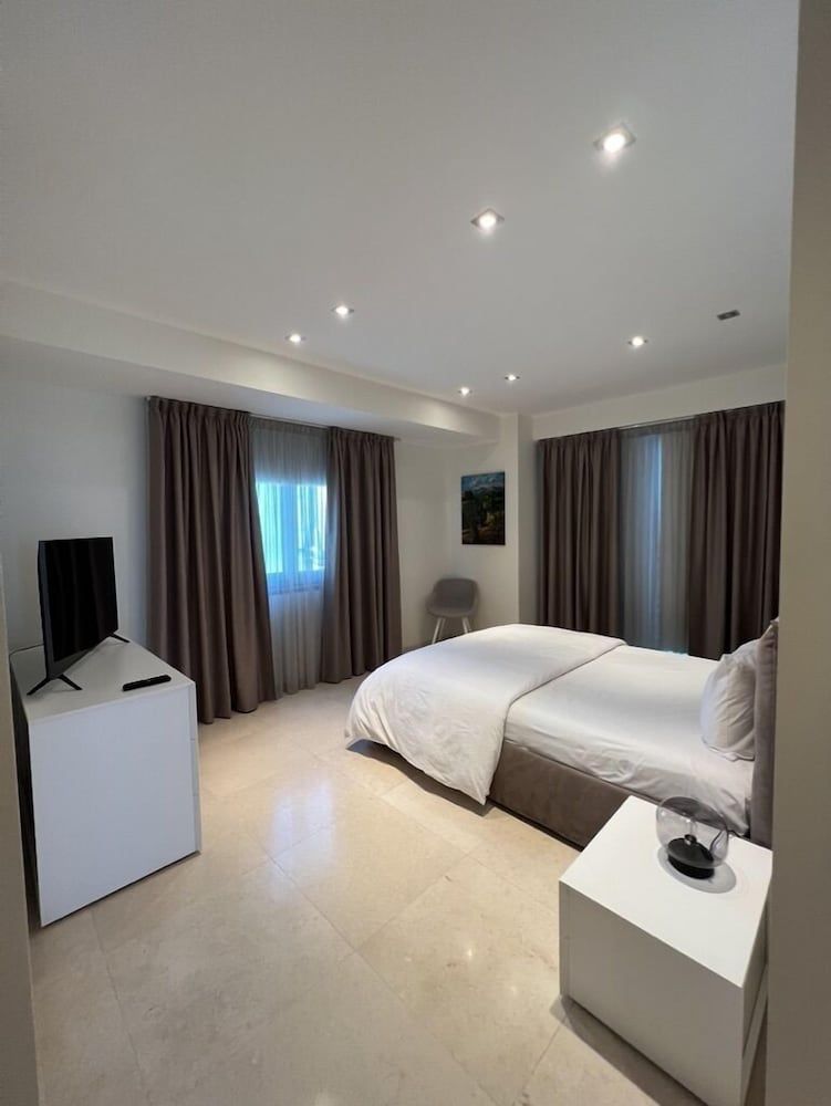 Aphrodite Plaza Luxury Apartment, 2 Bedrooms, Balcony, Sea View