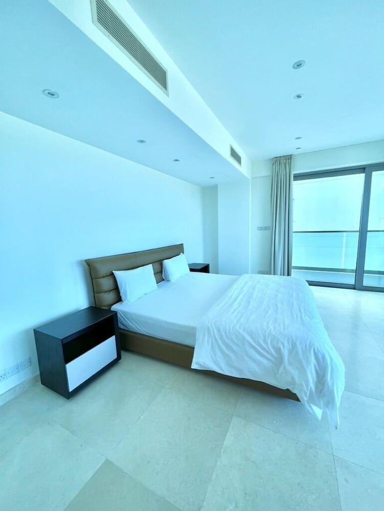 Aphrodite Plaza Luxury Apartment, 3 Bedrooms, Balcony, Sea View 2