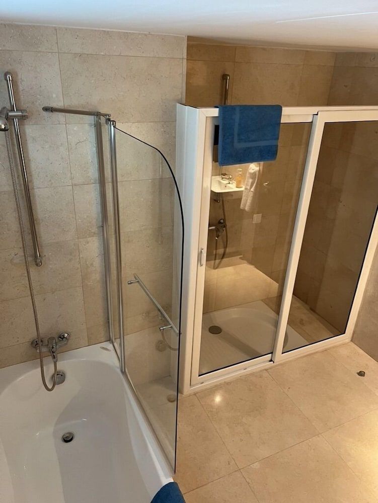 Aphrodite Plaza Luxury Apartment, 2 Bedrooms, Balcony, Sea View 4