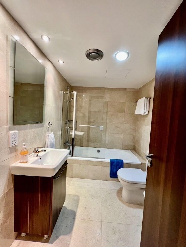 Aphrodite Plaza Luxury Apartment, 3 Bedrooms, Balcony, Sea View 4