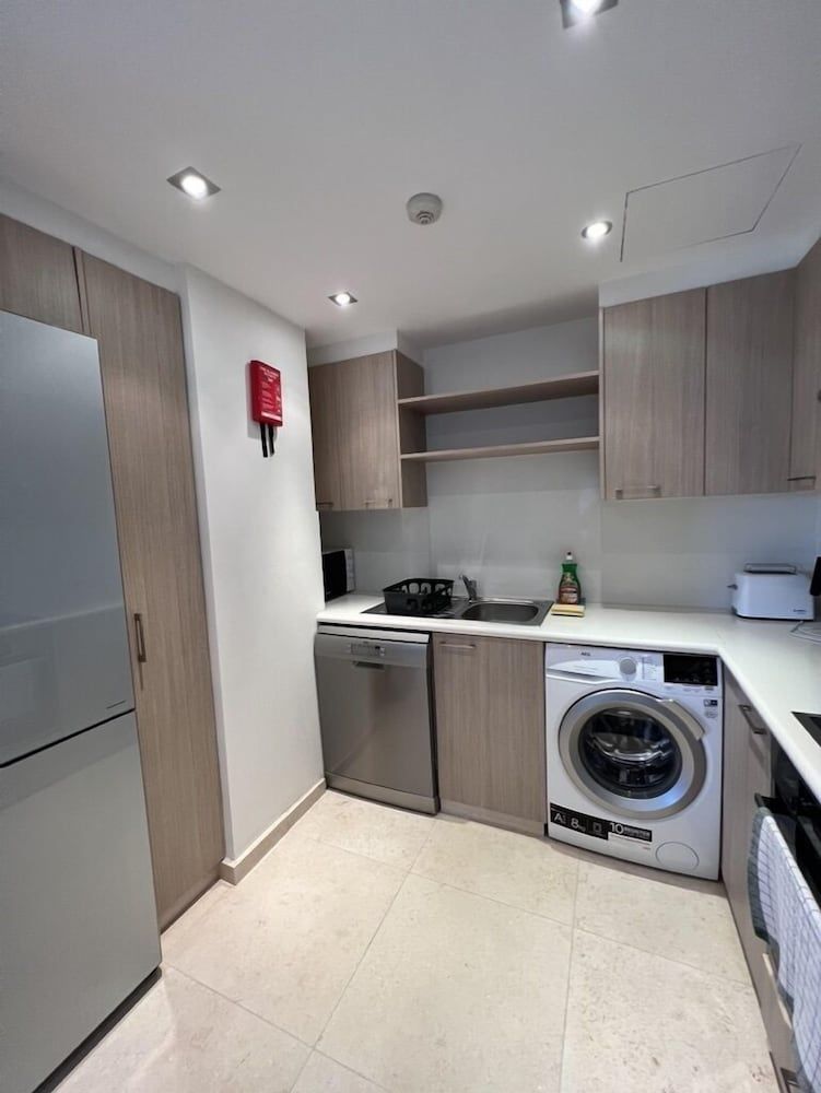 Aphrodite Plaza Luxury Apartment, 2 Bedrooms, Balcony, Sea View 3