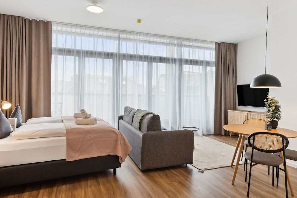 Limehome Zwickau Magazinstr. Economy suite with sofa bed & balcony 2