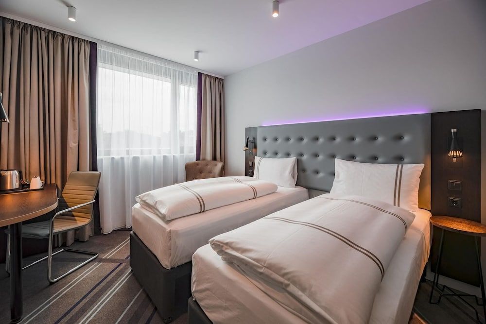 Twin Room, Roll-in Shower