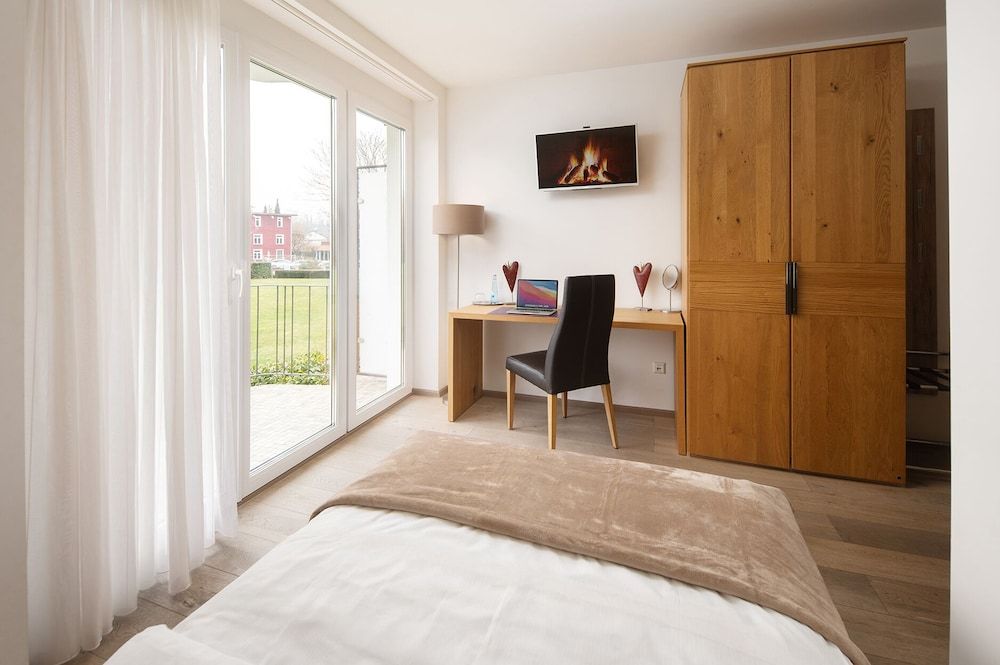 Hotel Vier Jahreszeiten direkt an den Kliniken und Therme Bad Krozingen, nahe Freiburg Comfort Single Room, Garden View 2
