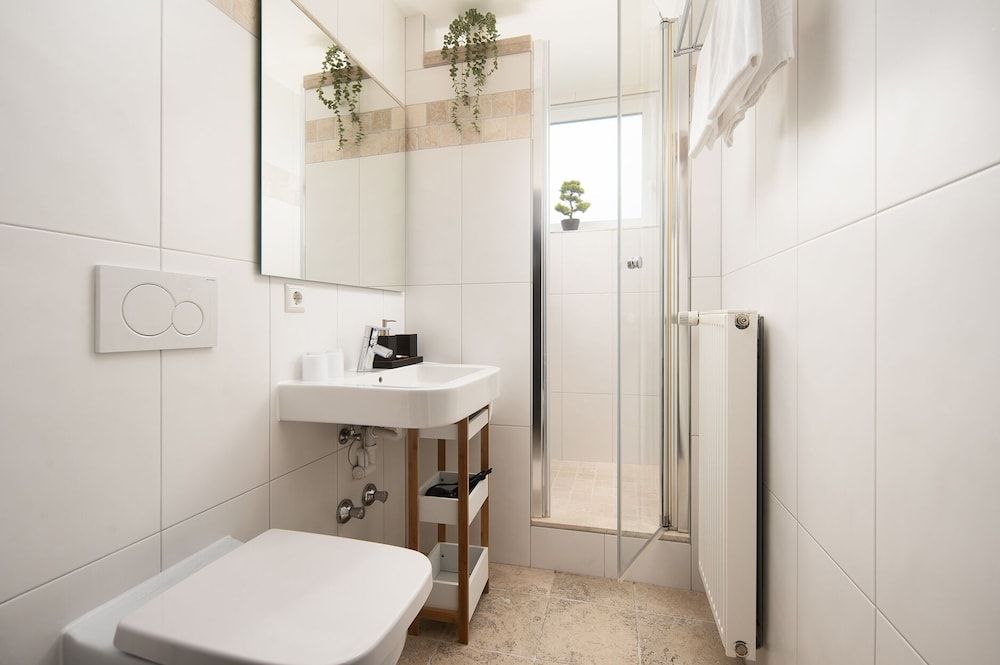 Hotel Vier Jahreszeiten direkt an den Kliniken und Therme Bad Krozingen, nahe Freiburg Deluxe Double Room, Balcony, Garden View 2