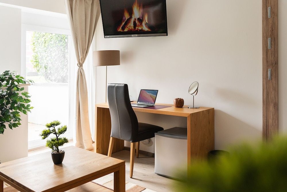 Hotel Vier Jahreszeiten direkt an den Kliniken und Therme Bad Krozingen, nahe Freiburg Deluxe Double Room, Balcony, Garden View 6