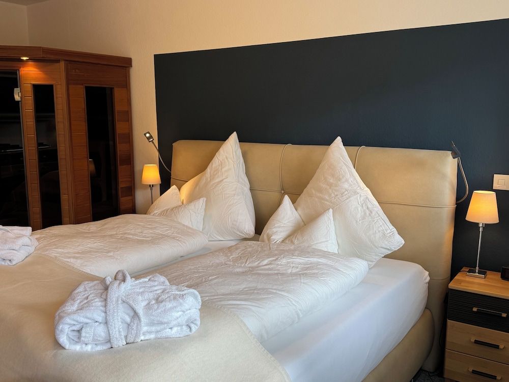 Grand Condo, 1 King Bed, City View