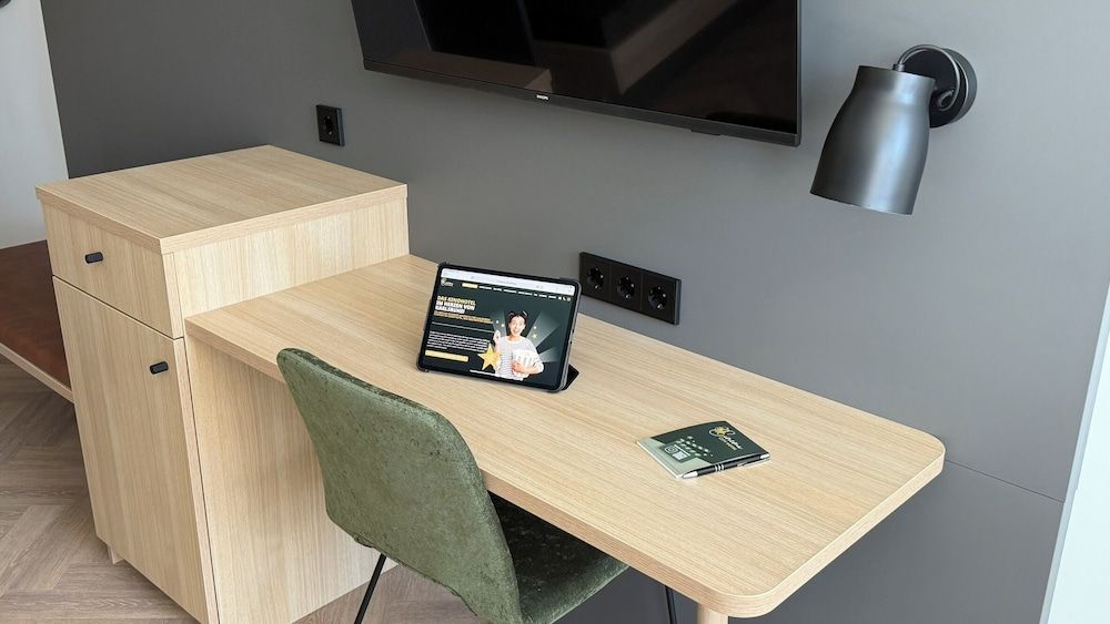 Cinema City Hotel Europaplatz Karlsruhe Comfort Quadruple Room, Balcony, City View 6