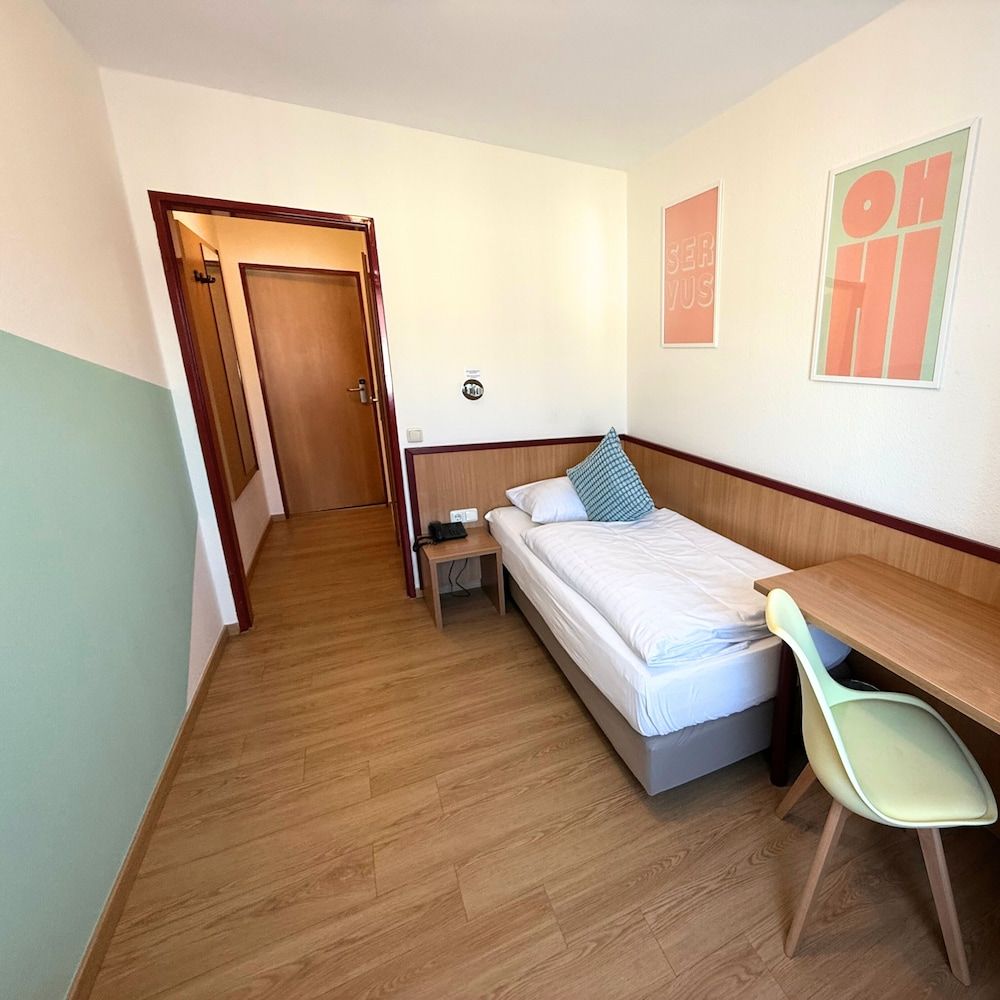 Colourful Hotel Standard Single Room 3