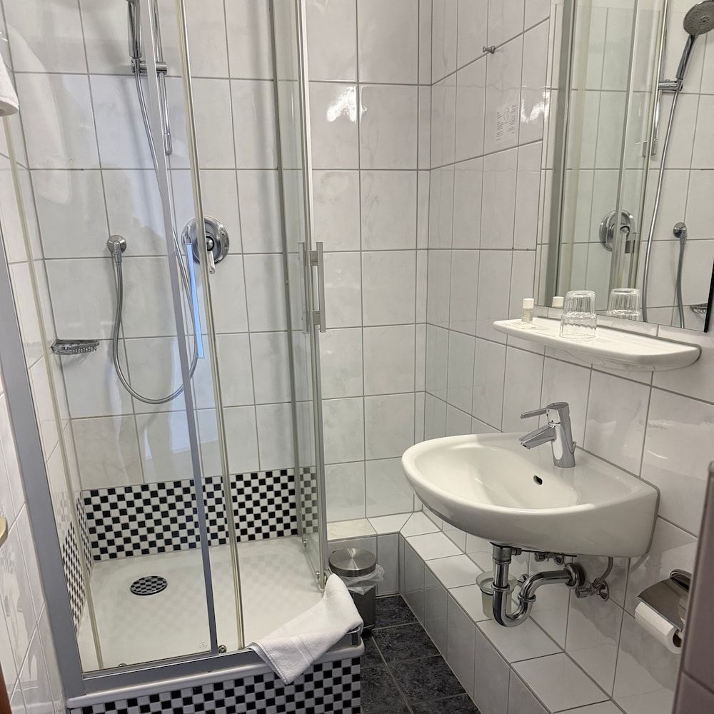 Colourful Hotel Standard Triple Room 3