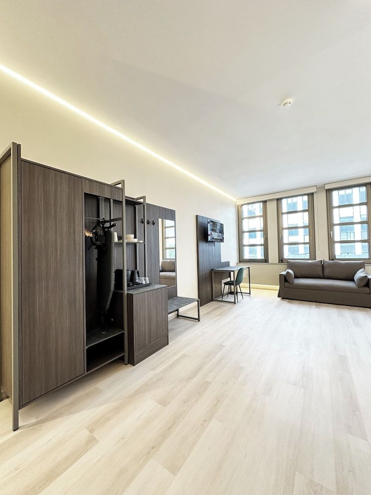 Treasury Hotel Standard Triple Room 11