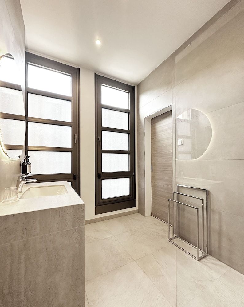 Treasury Hotel Standard Triple Room 7