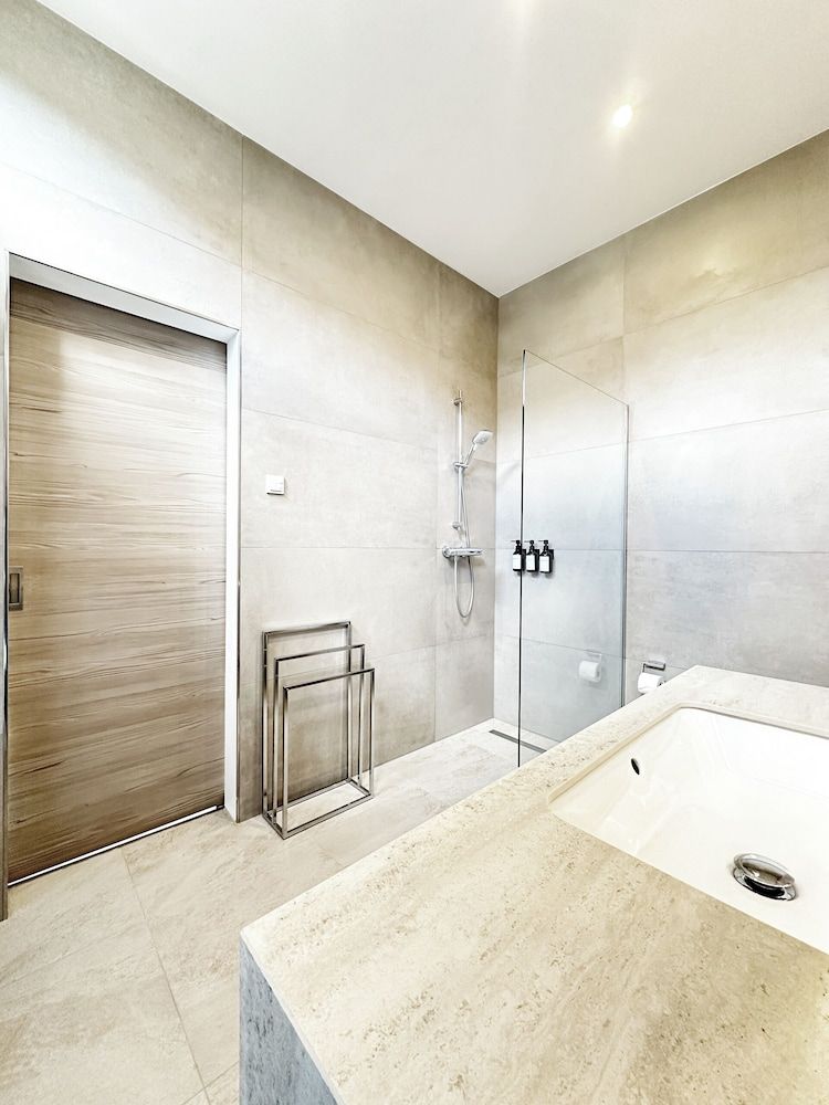 Treasury Hotel Standard Triple Room 9