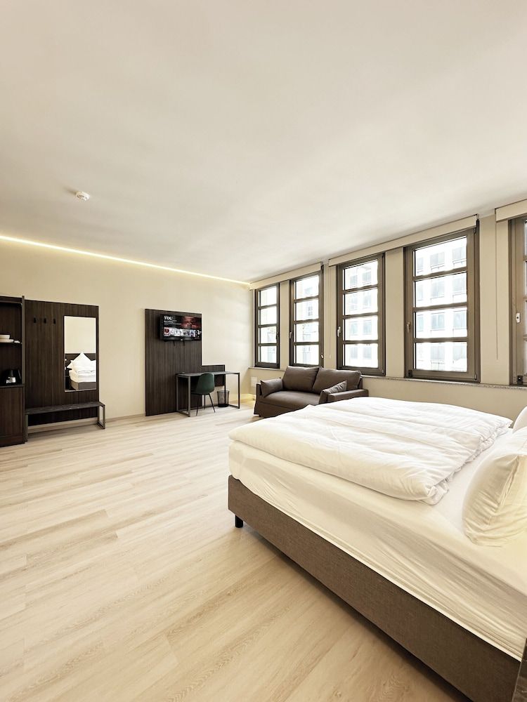 Treasury Hotel Standard Triple Room 4