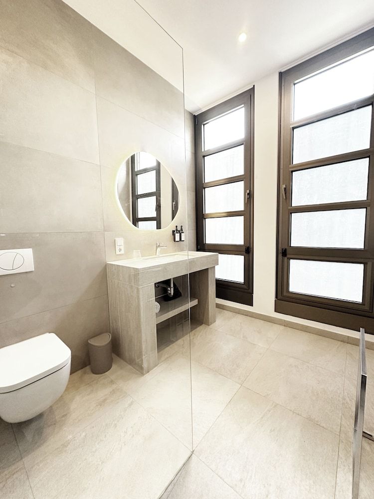 Treasury Hotel Standard Triple Room 8