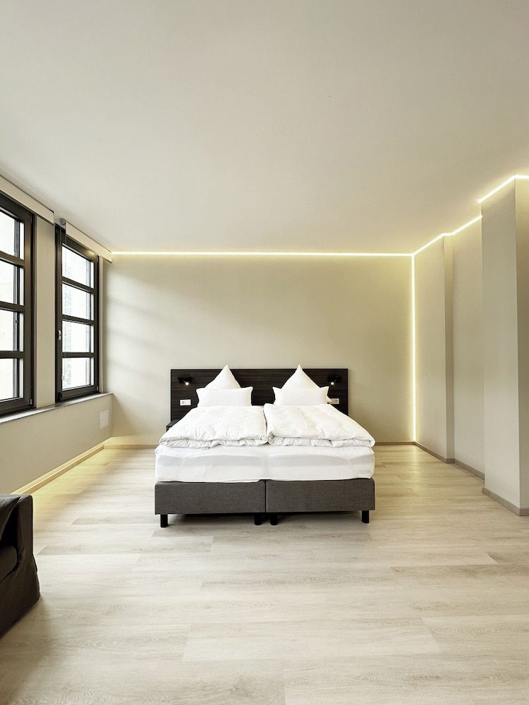 Treasury Hotel Standard Triple Room 5