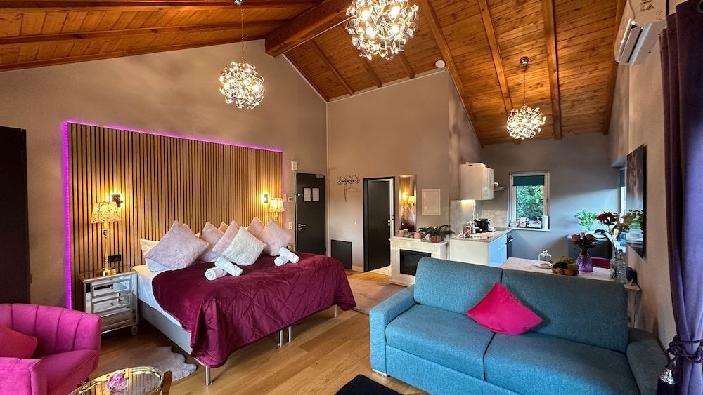Superior Apartment, City View (Flamingo)