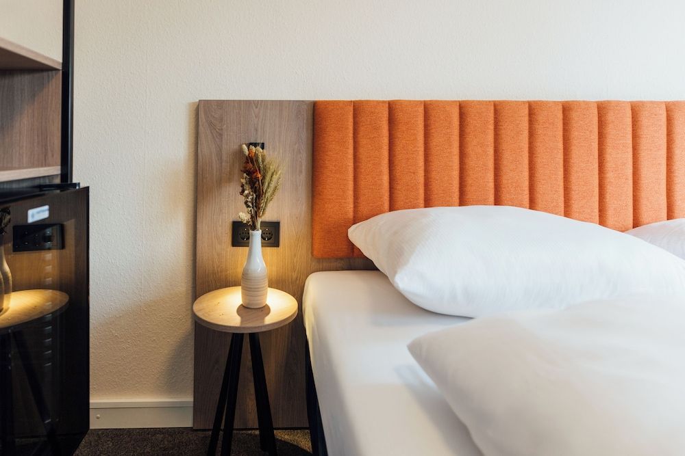 Myky Hotel Pinneberg Twin Room, Private Bathroom, Garden View 4