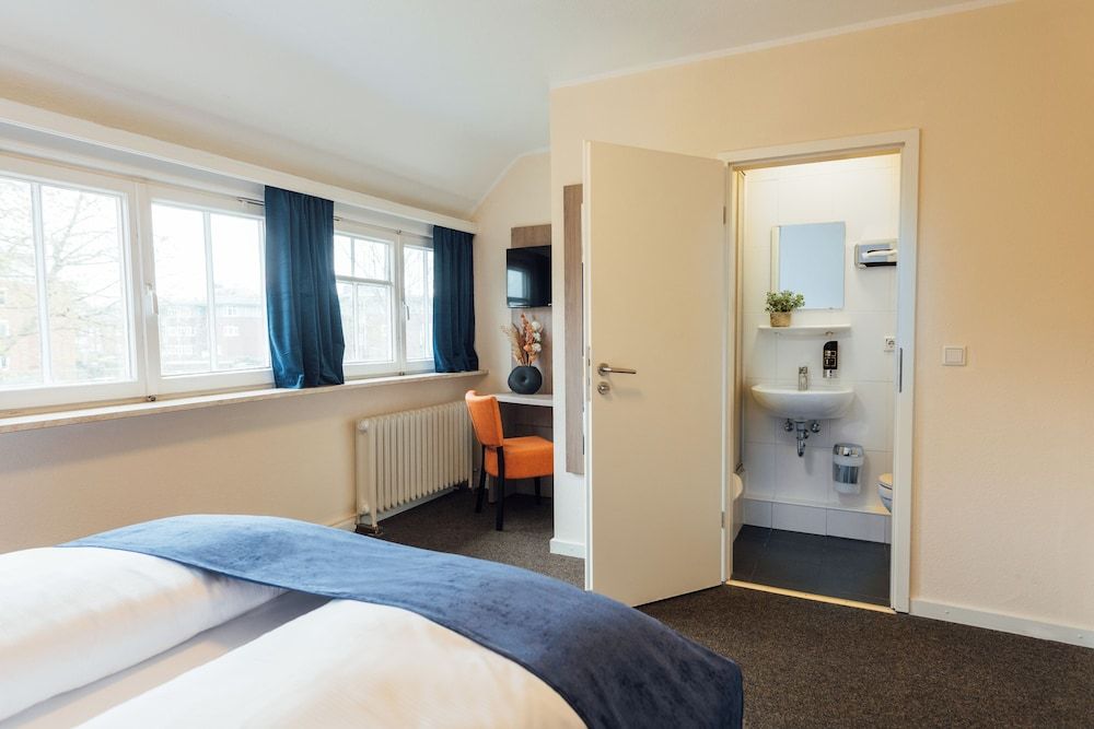 Myky Hotel Pinneberg Twin Room, Private Bathroom, Garden View 10