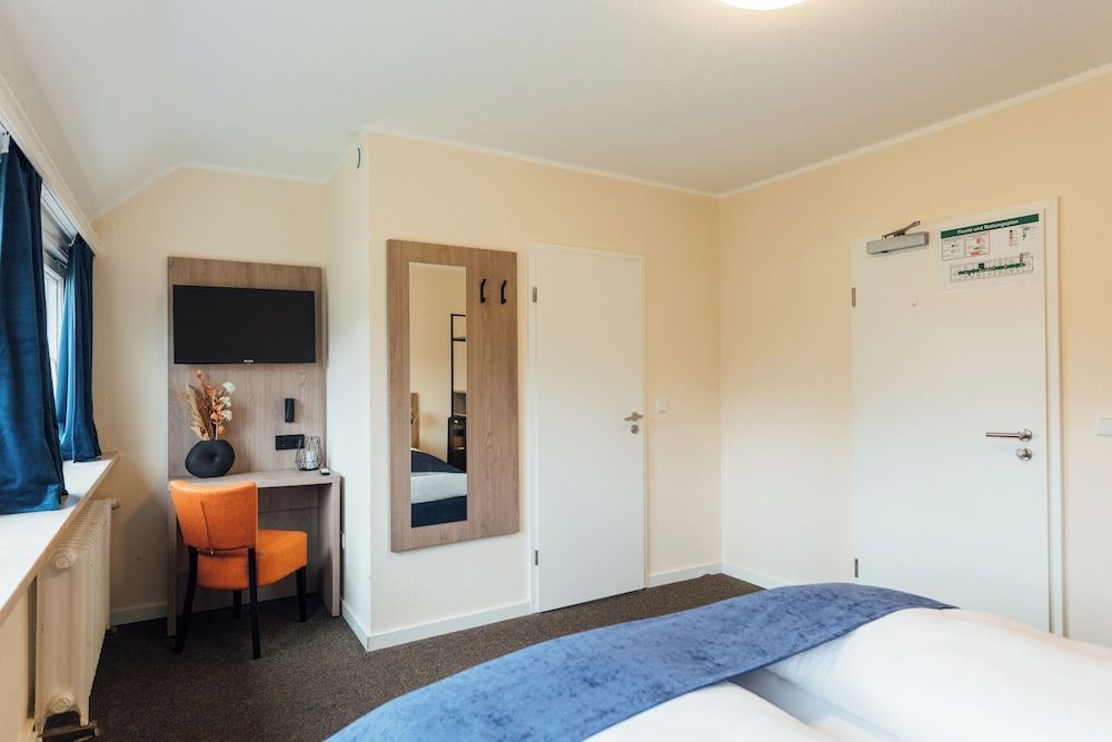 Myky Hotel Pinneberg Twin Room, Private Bathroom, Garden View 2