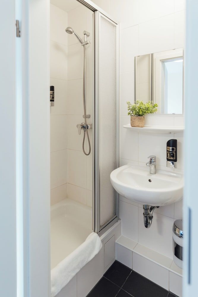 Myky Hotel Pinneberg Twin Room, Private Bathroom, Garden View 8