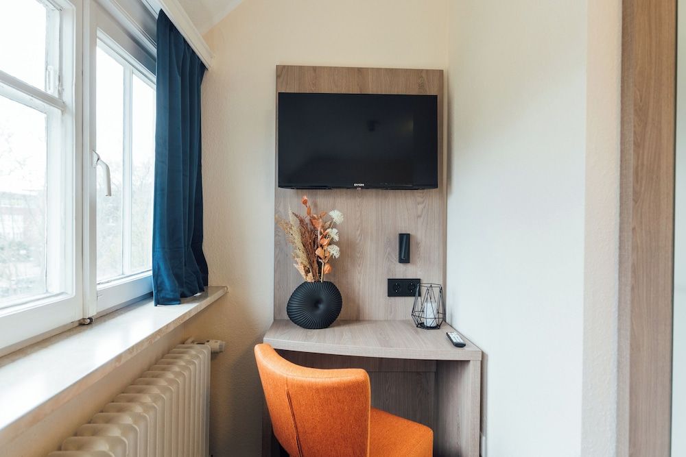 Myky Hotel Pinneberg Twin Room, Private Bathroom, Garden View 12