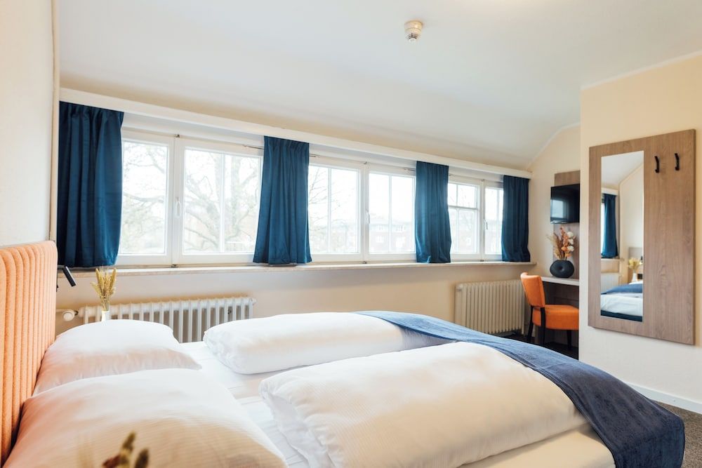 Myky Hotel Pinneberg Twin Room, Private Bathroom, Garden View 5