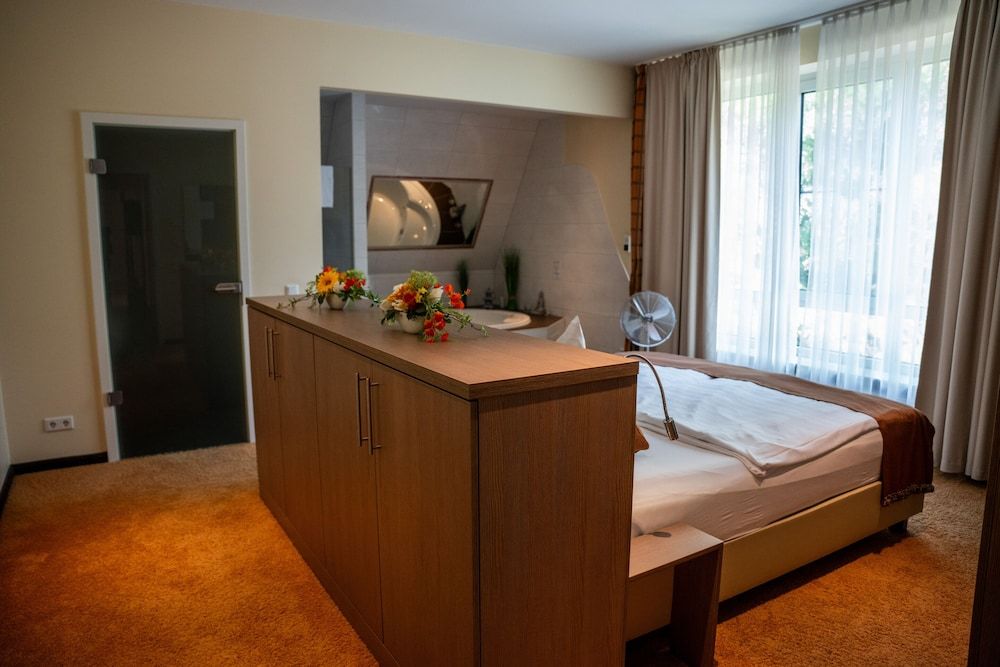 Hotel am Schlosspark Deluxe Suite, Accessible, Ensuite 2