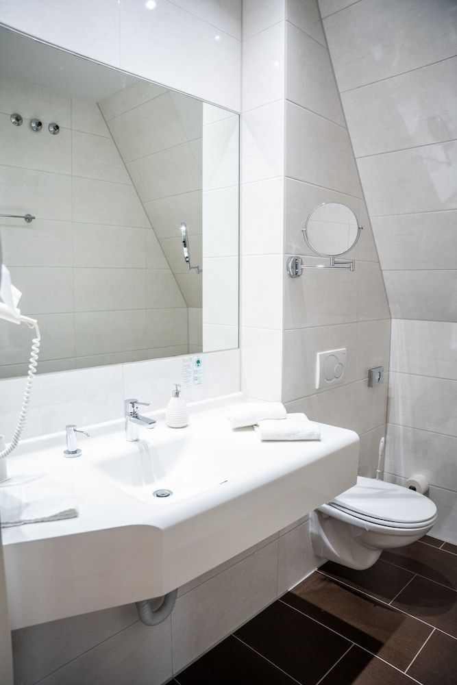 Hotel am Schlosspark Deluxe Suite, Accessible, Ensuite 6