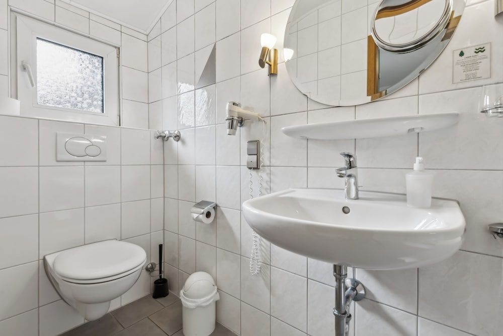 Hotel zum Erwin Classic Triple Room, Courtyard View 3