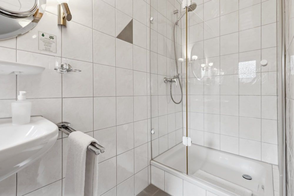 Hotel zum Erwin Classic Triple Room, Courtyard View 2