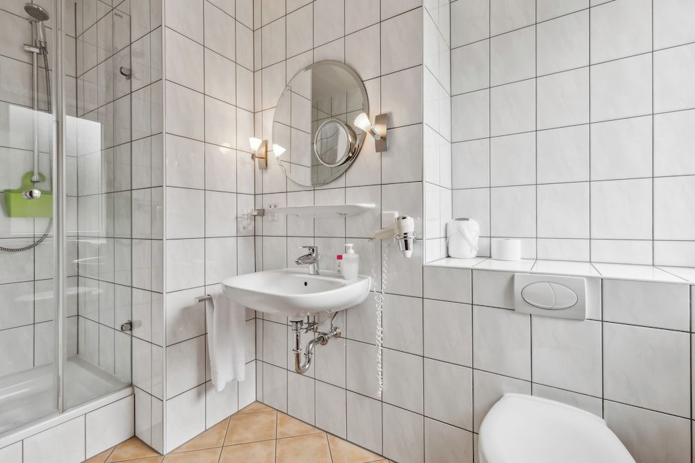 Hotel zum Erwin Twin Room, Courtyard View 2