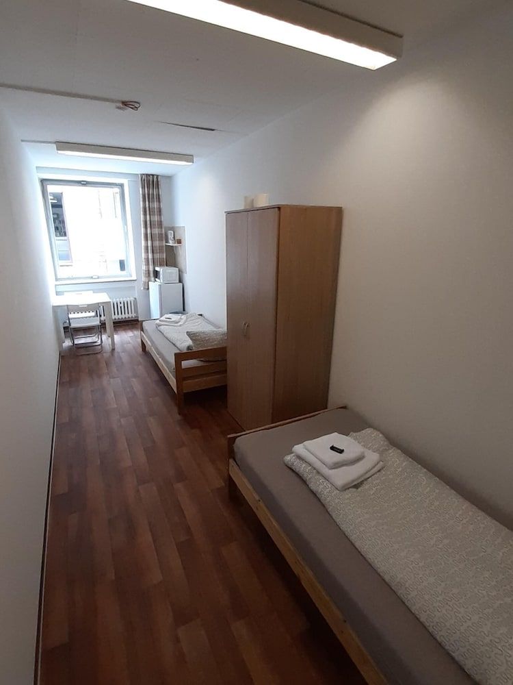 Twin Room (#008)