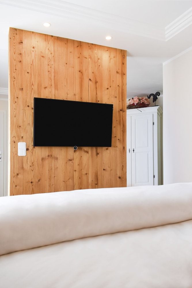 Donau Lodge Boardinghouse Chalet Suite, Balcony with garden view 9