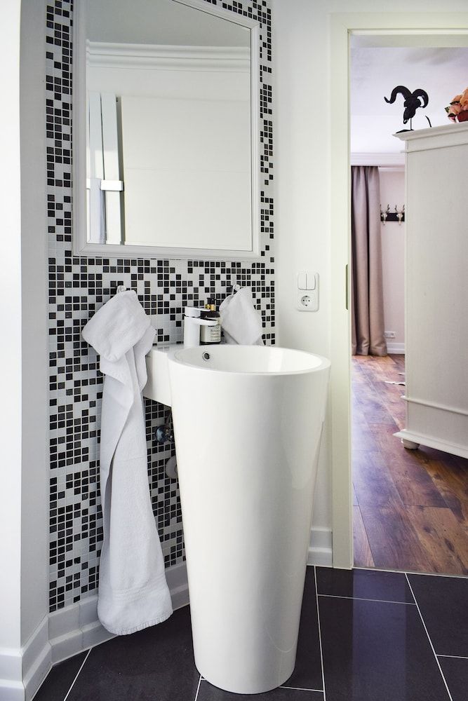 Donau Lodge Boardinghouse Chalet Suite, Balcony with garden view 7