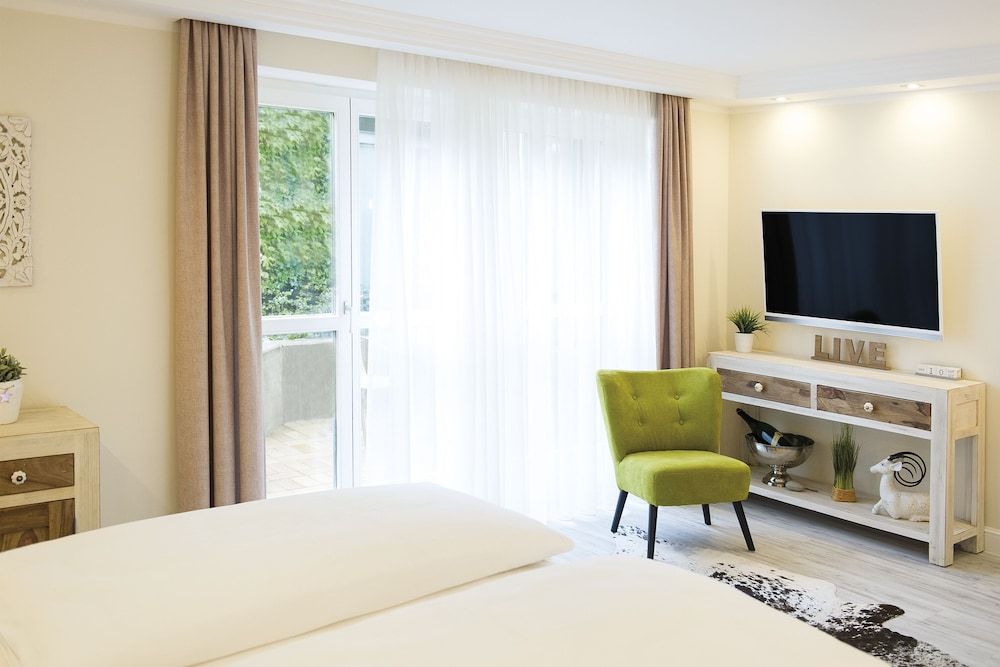 Donau Lodge Boardinghouse Landhaus Suite, Terrace with garden view 5