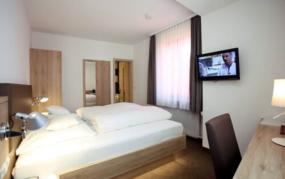 Hotel Warteck Standard Double Room 3