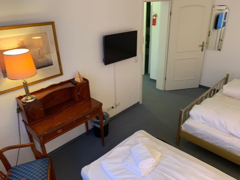 Hotel Windsor Basic Triple Room 2