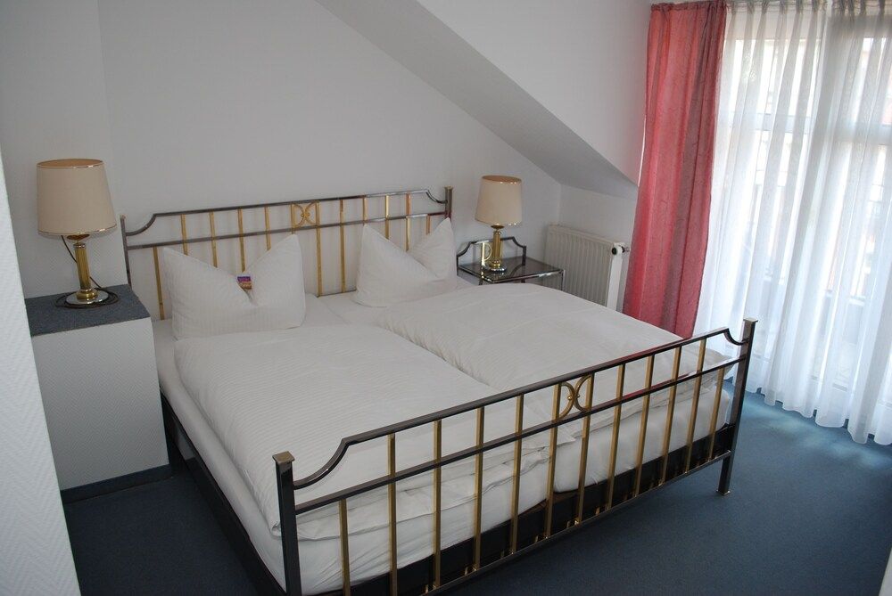 Hotel Windsor Basic Quadruple Room, Non Smoking, City View 3