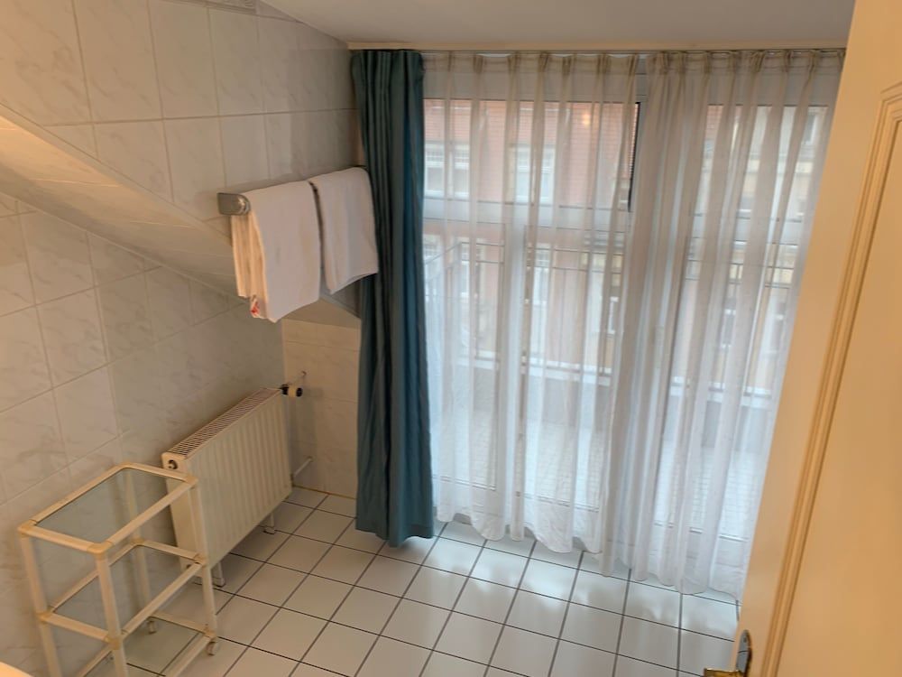 Hotel Windsor Basic Quadruple Room, Non Smoking, City View 4