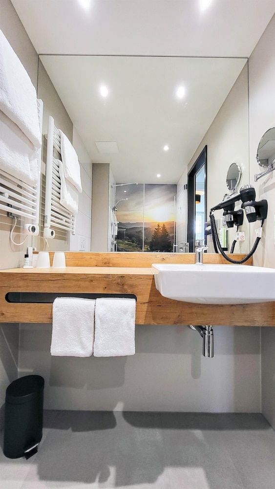 Mountain View Hotel Willingen, BW Signature Collection Classic Room, 1 Double Bed (Walk-in Shower) 10