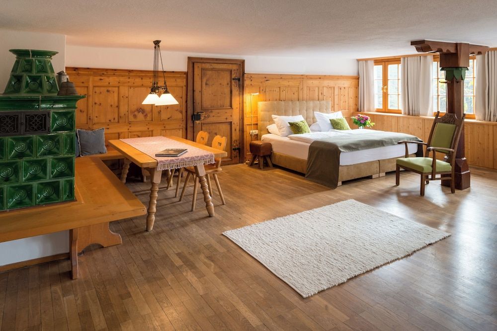 Deluxe Studio, King, Mountain View