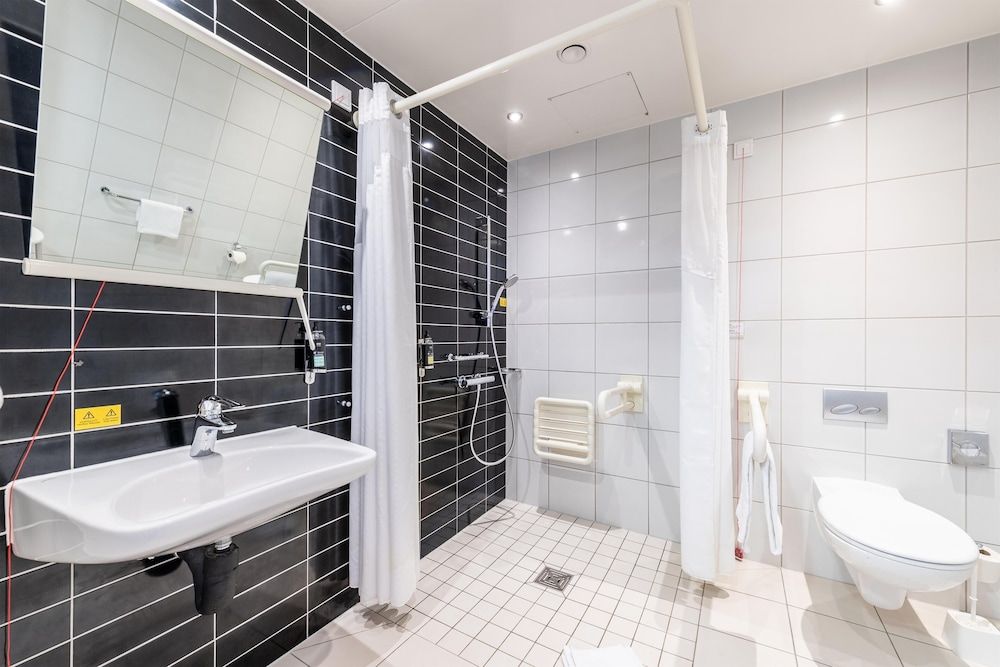 Double Room, Roll-in Shower