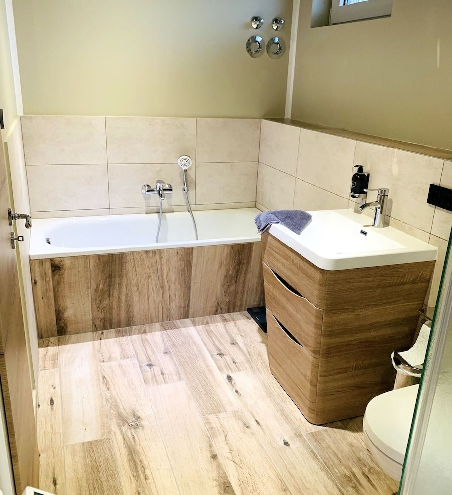 BESOTEL Mettmann Classic Condo 4