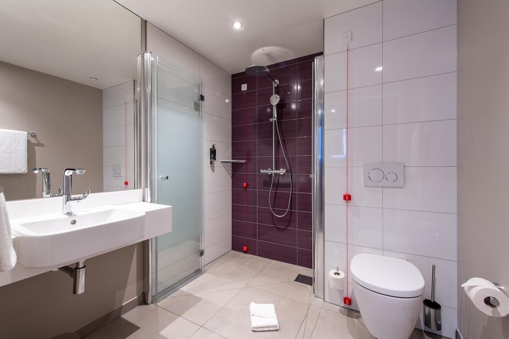 Double Room, Roll-in Shower