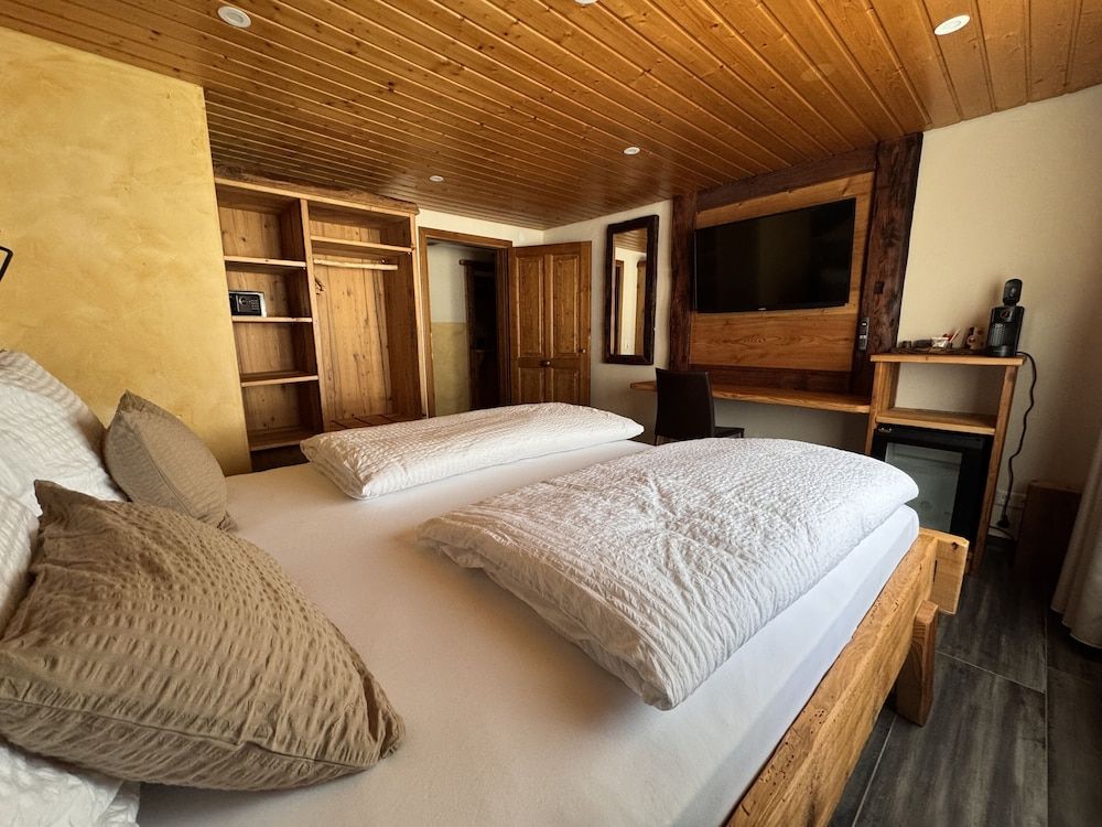 Black Forest Hotel Family Suite, Shared Bathroom (Hasenhornblick Zimmer) 6